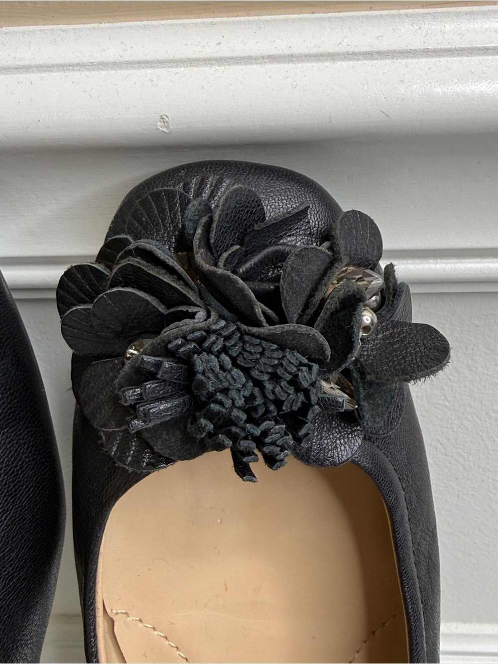 Women’s Bandolino Black Floral Embellishment Faux Leather Ballet Flats, sz 7 - Picture 2 of 11